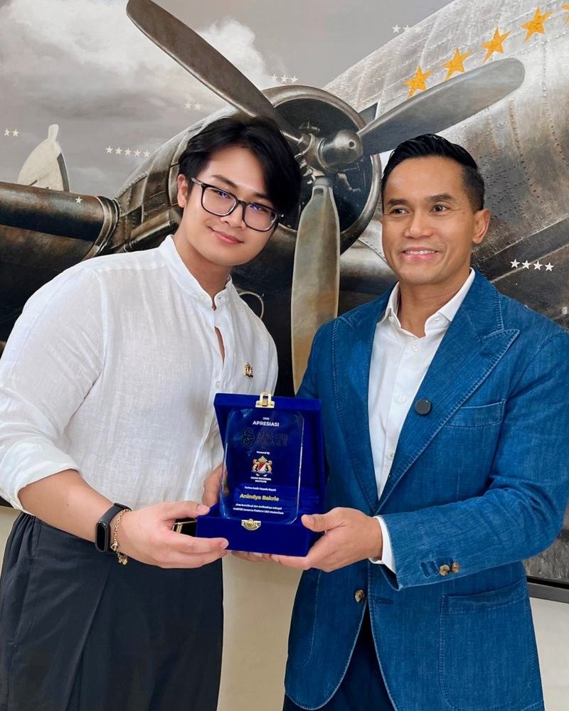 Adha Gozali with Anindya Bakrie, holding a CEO MasterClass appreciation plaque.