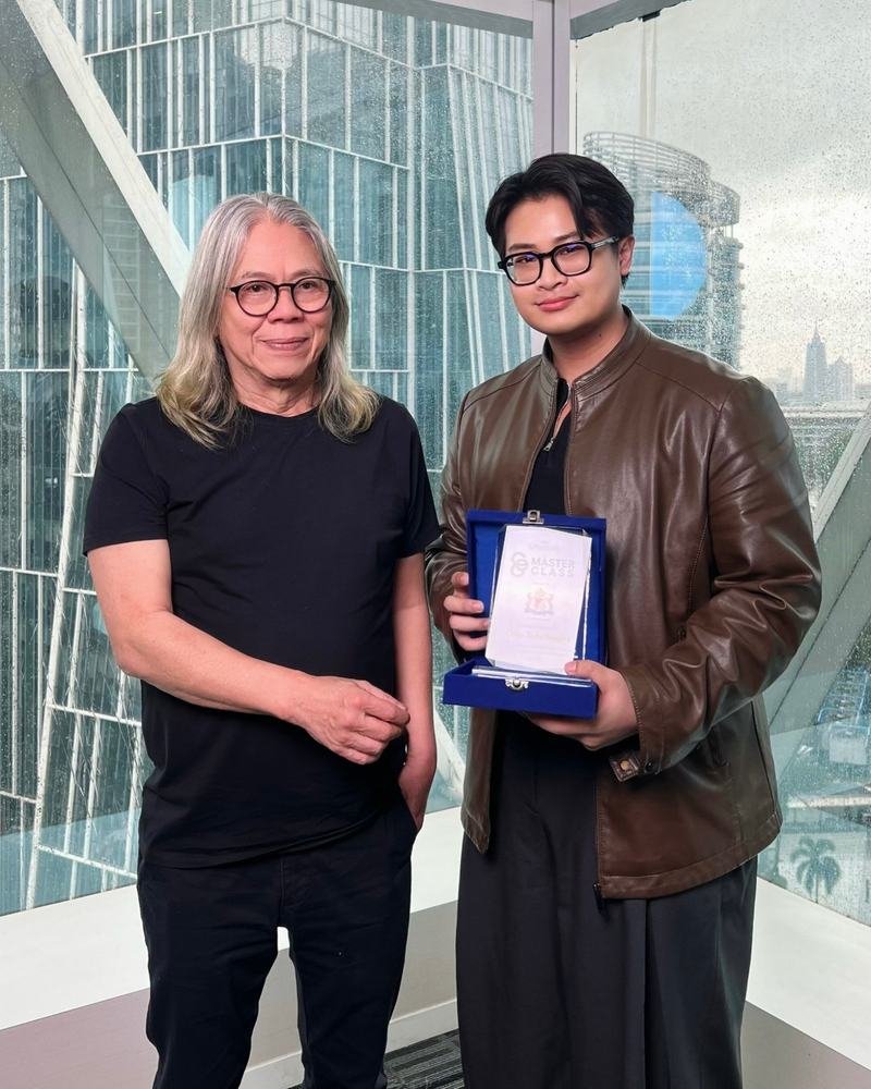 Adha Gozali with Toto Sugiri, holding a CEO MasterClass appreciation plaque.