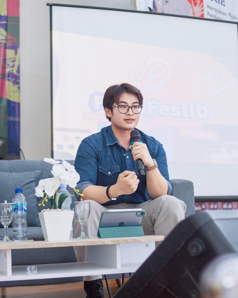 Adha Gozali speaking into a microphone on a panel at PhiloFestID.