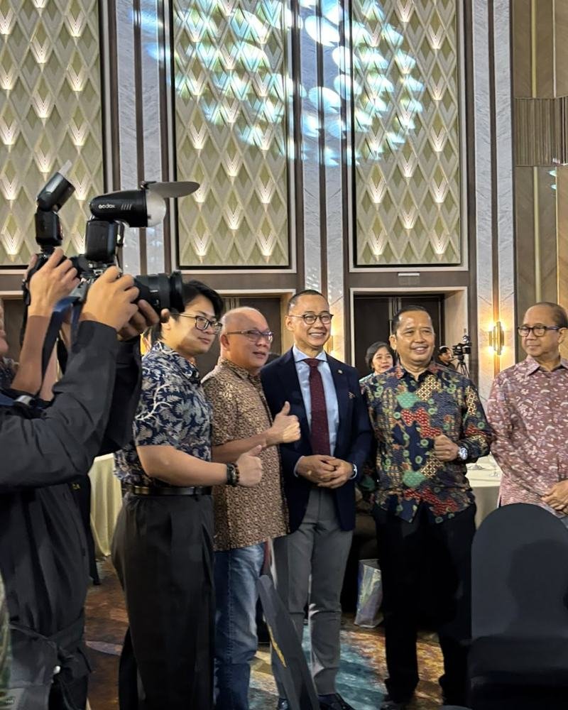 Adha Gozali with Dr. Eddy Soeparno, Deputy Speaker of the MPR RI, and guests at the BUMN Track award evening.