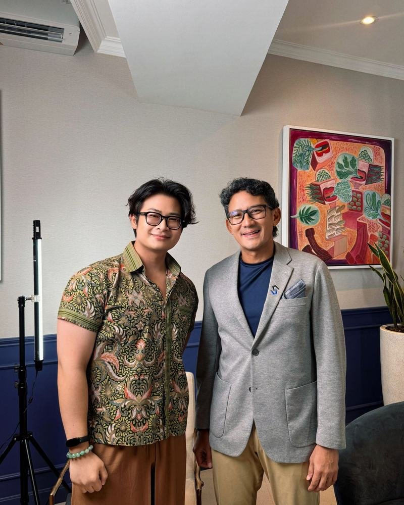 Adha Gozali with Sandiaga Uno in a studio.